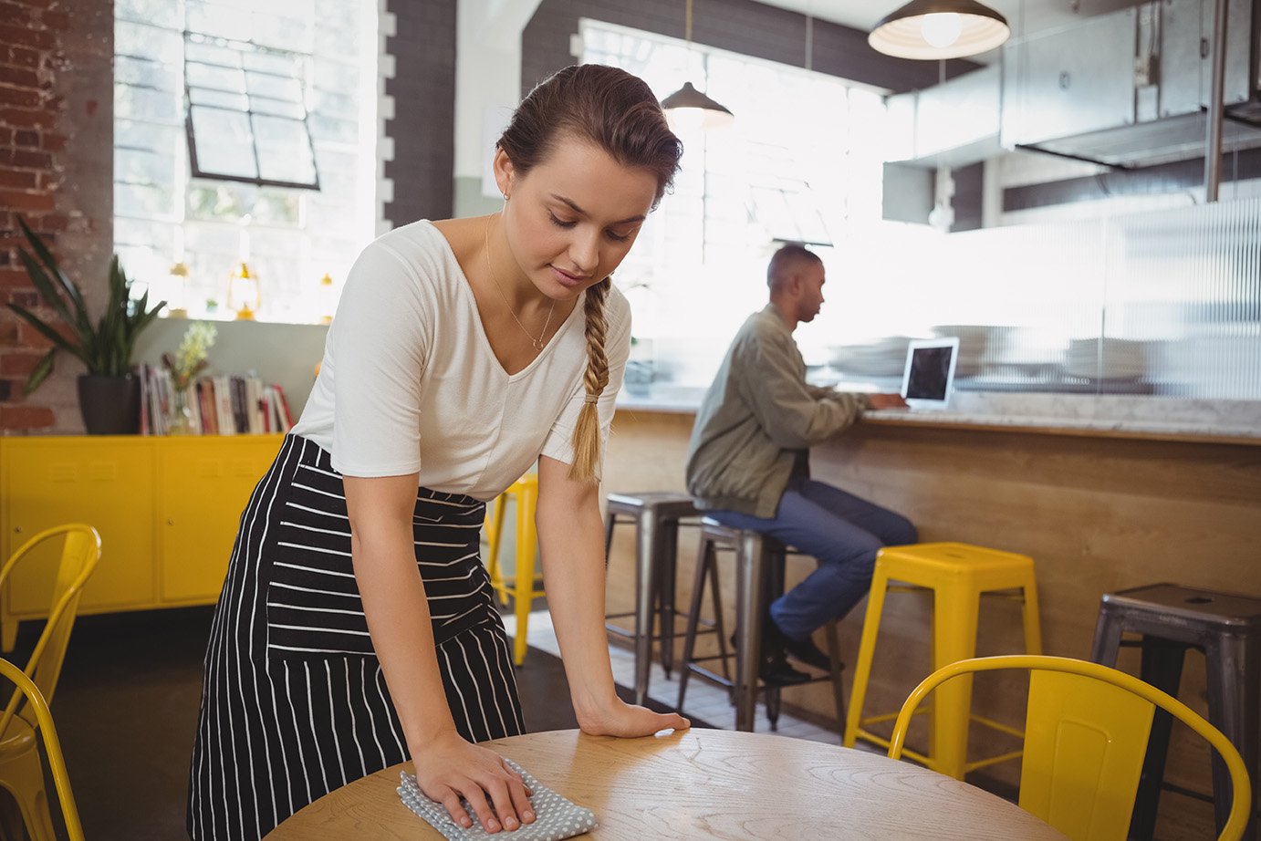waitress-cleaning-table-2021-08-28-16-46-15-utc.jpg